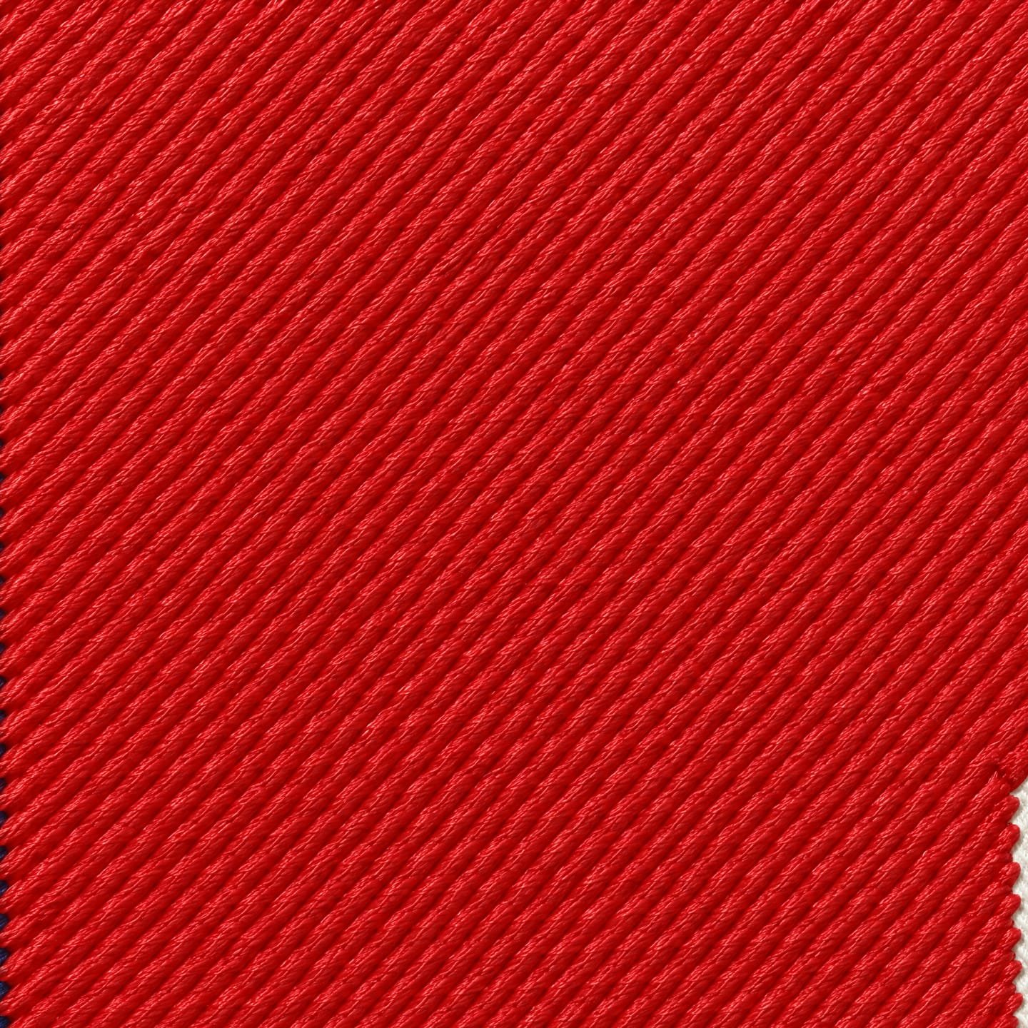 Makro-Fotoillustration des Tatami-Füllstichs aus dem Beispiel FC Aurora: rote Reihen im Winkel, die Einstichpunkte von Reihe zu Reihe versetzt