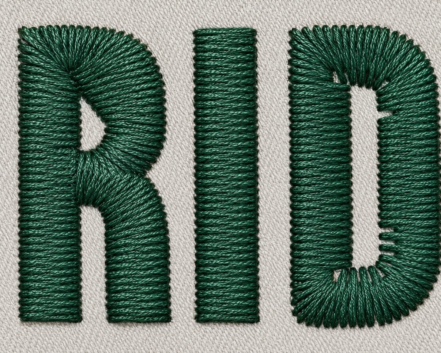 Makro-Fotoillustration der Buchstaben R, I und D aus dem Beispiel Pine Ridge Outdoor: jeder Strich eine Satinsäule in Dunkelgrün, die den Kurven folgt