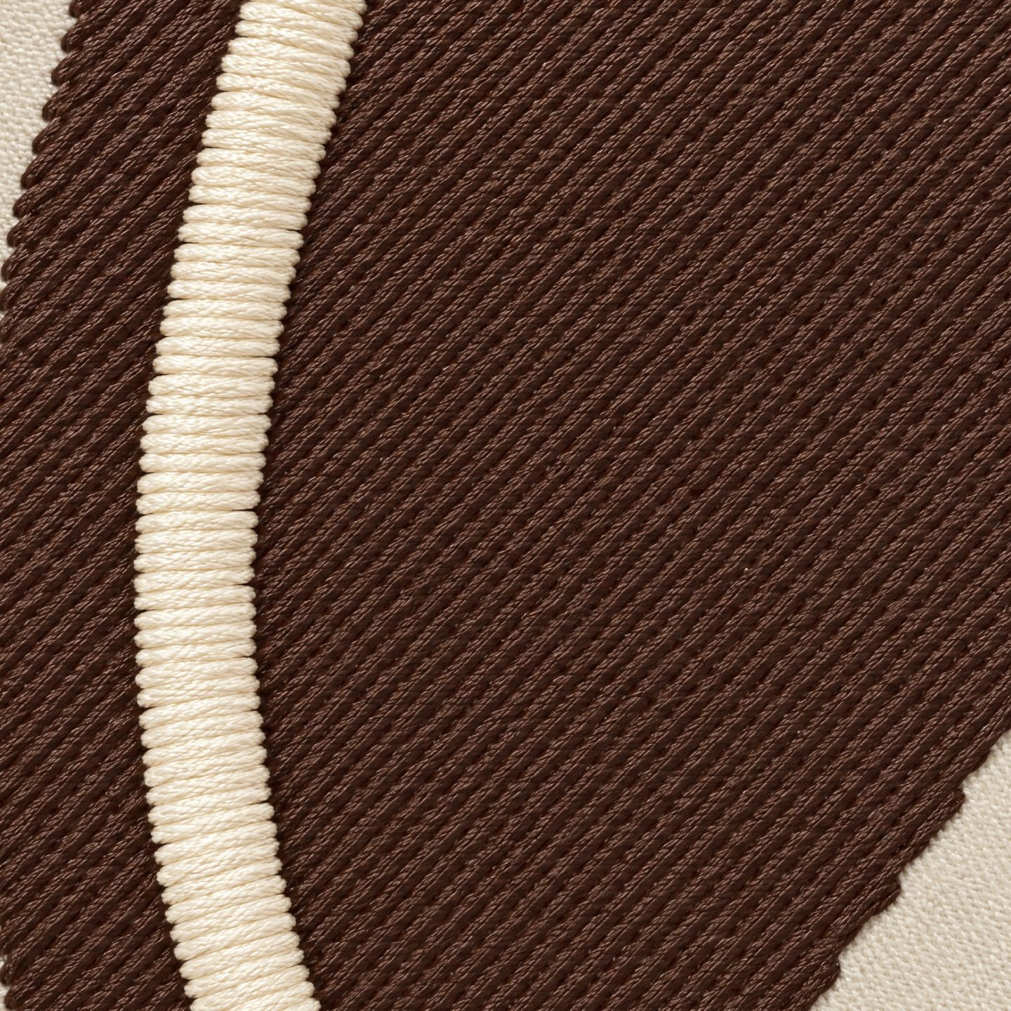 Makro-Fotoillustration des Beispiels Alto Coffee: der äußere Ring in Satin, seine Stiche quer zur Säule, und innen Tatami-Füllstich, dunkelbraun auf beigem Twill